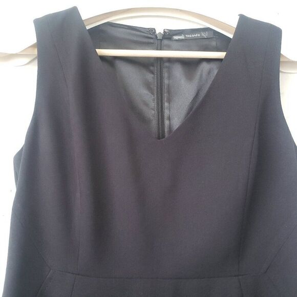 Tahari Sheath Dress Size 4 Solid Black LBD V-Neck Lined Sleeveless Back Zip - Picture 3 of 8
